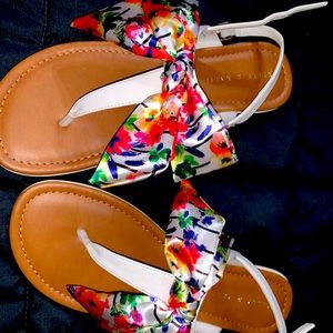 Adorable new bow thong sandals! New without tags.